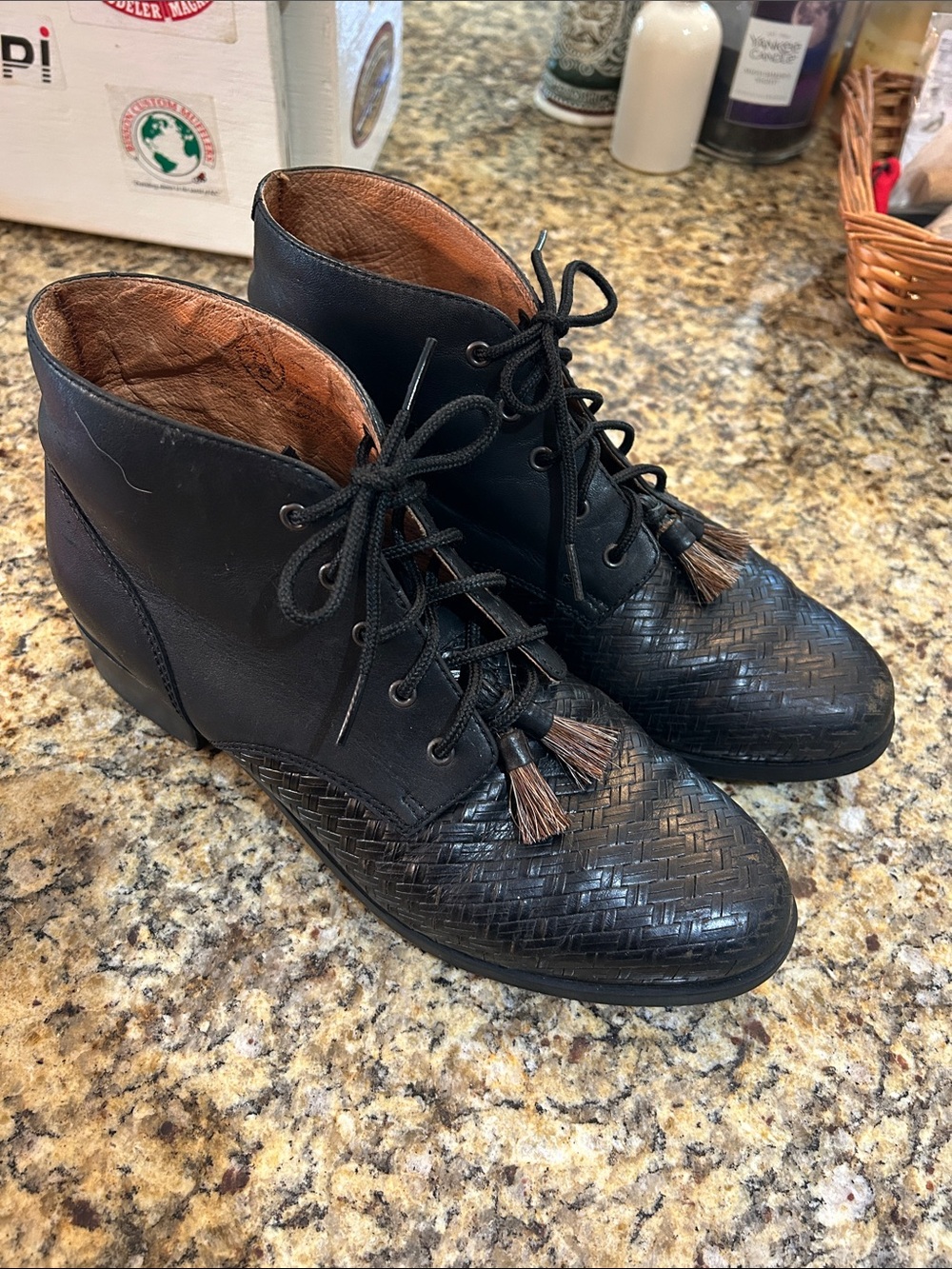 1990’s Sz 39.5 Ariat black 16024 Leather Lace-Up Ankle Boots with Tassels